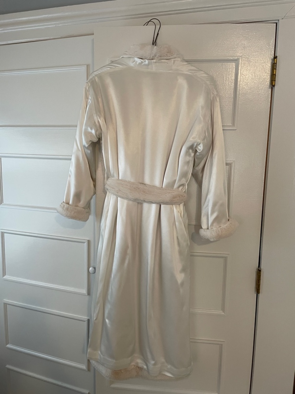 Giraffe at Home Cozy Cream Satin/Plush Robe - Picture 3 of 13
